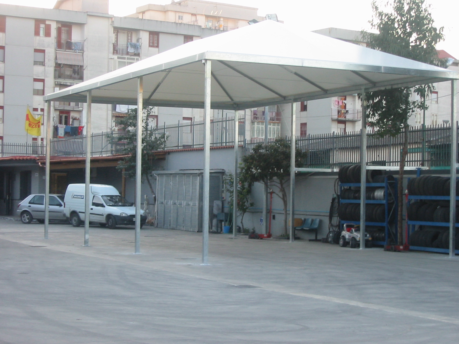 Gazebo maxi Firenze: stoccaggio merci, copertura veicoli - DF Coperture